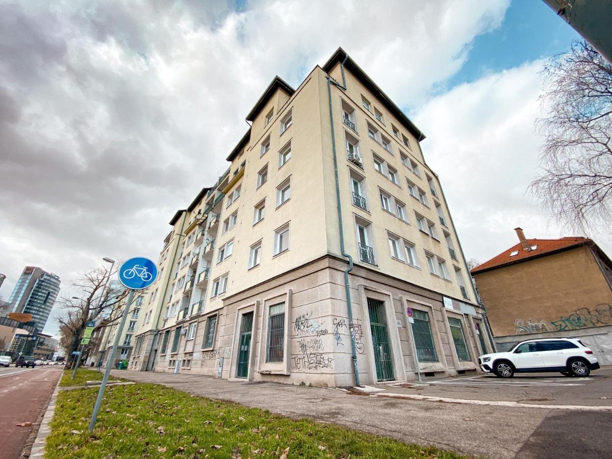Studio Steps From Nivy & Main Bus Station Bratislava Bagian luar foto